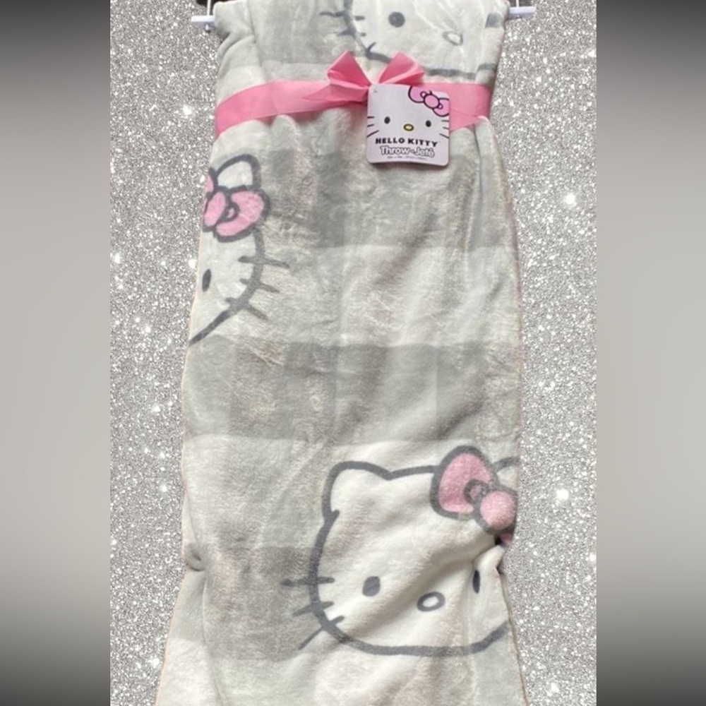 NWT Hello Kitty Sanrio throw 50x70 gray white pink plush soft cozy